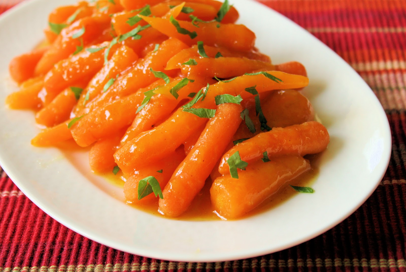 Морковь отварная состав. Блюда из моркови. Кламбированая морковь. Припущенные овощи морковь. Гарнир из морковки.